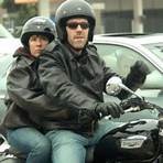 Does Hugh Laurie have a wife?3