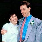 Does Hugh Laurie have a wife?1
