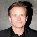 Linus Roache1