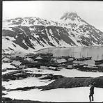 how did the expedition survive in antarctica and surrounding land and air1