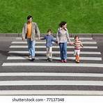 niños cruzando la calle4