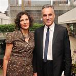 Who is Daniel Day-Lewis married to?4