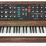 Which electronic keyboard combines organ circuits with synthesizer processing?3