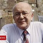 How old was Roy Barraclough when he died?1