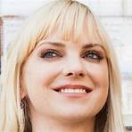 How did Anna Faris become famous?4