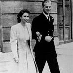 queen elizabeth ii young and prince philip kissing3