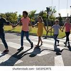 niños cruzando la calle3