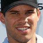 How old is Kris Humphries?1