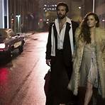 What is the plot of American Hustle?1