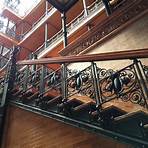 where is the bradbury building in los angeles with angel statue2