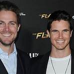 robbie amell and stephen amell1