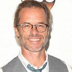 What is the nationality of Guy Pearce?3