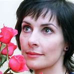 Why is Enya a famous singer?2