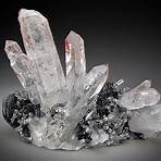 What mineral group is quartz in?2