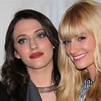 What are Max and Caroline trying to do in 2 Broke Girls season 1?4