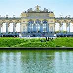 How many rooms are there in Schönbrunn Palace?1