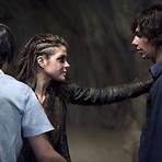 What happens in Season 2 of the 100?4