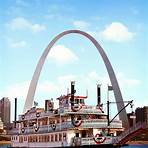 Are there any riverboats at the Gateway Arch?1