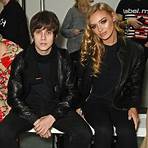 Who is Jake Bugg dating now?1