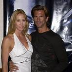 Does Lorenzo Lamas have a younger woman?4
