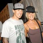 Who is worth more pink or Carey Hart?4