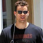How old is Kris Humphries?2