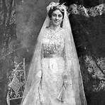 what is a traditional wedding dress of 18502
