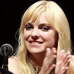 How did Anna Faris become famous?2