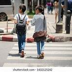 niños cruzando la calle2