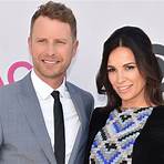 how tall is dierks bentley wife3