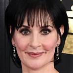 Why is Enya a famous singer?3