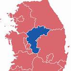 What provinces border North Chungcheong?3