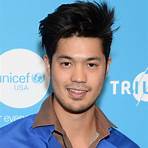 madelyn cline and ross butler4