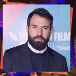 Who is Tom Cullen in 'becoming Elizabeth'?2