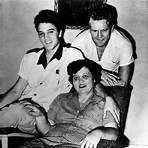 where did elvis presley grow up with his mom2