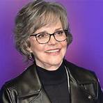 How many children does Sally Field have?4