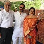 Who is Sanjay Kapur wife Karisma Kapoor?3