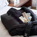 What are the shopping options at Renaissance Columbus downtown hotel?2