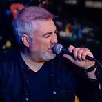 Who is Taylor Hicks?1