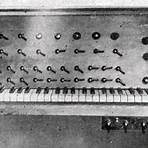Who invented the synthesizer keyboard?1