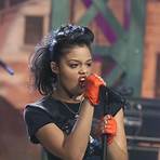Who is Fefe Dobson married to?1