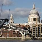 What type of architecture does St Paul's Cathedral have?2