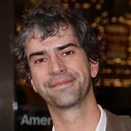 hamish linklater plays music on stage4