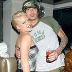 Who is worth more pink or Carey Hart?1