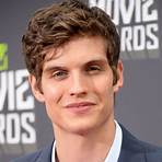 Daniel Sharman1