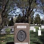 What famous persons are buried in the Cemetary?3