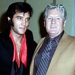 where did elvis presley grow up with his mom3