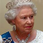 Why did Queen Mary wear a brooch?3
