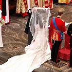 Did Prince William wear a white lace wedding dress?1