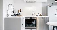白色調能夠讓小廚房看起來比實際上還大，整個空間都有一種柔和的延伸感，讓原本的小空間不再壓抑！